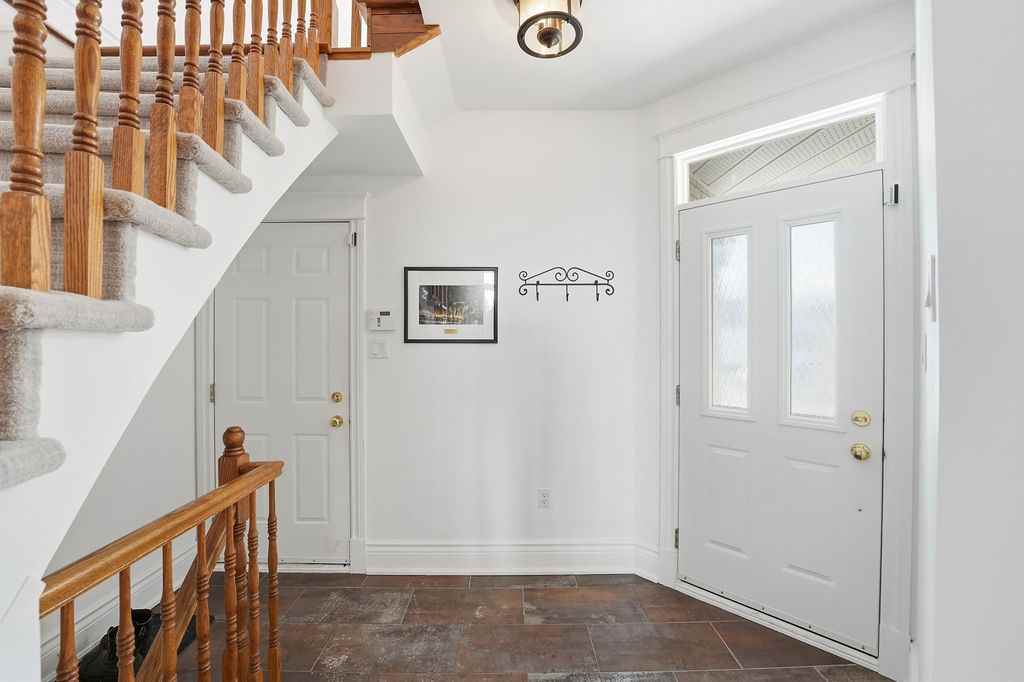 1633 Marley Crescent - Photo 4 of 36