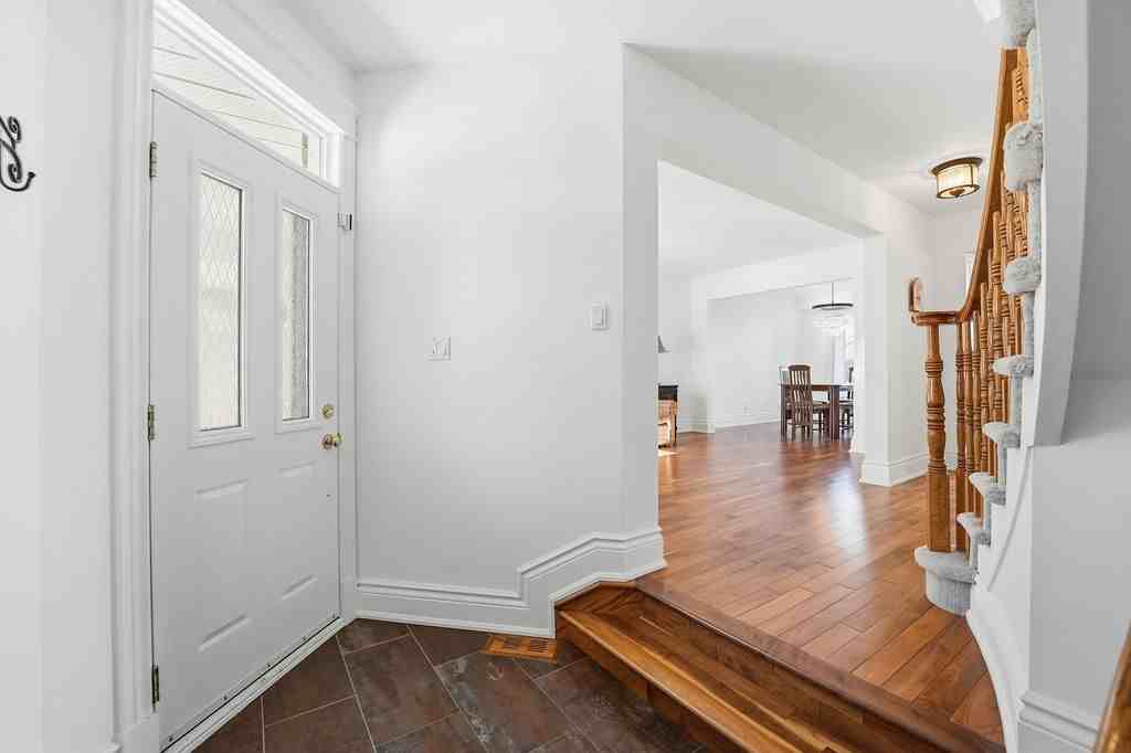 1633 Marley Crescent - Photo 5 of 36