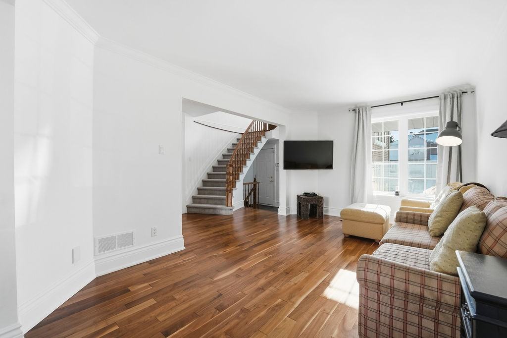 1633 Marley Crescent - Photo 6 of 36