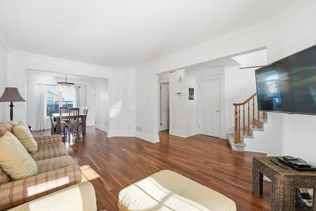 1633 Marley Crescent - Photo 7 of 36