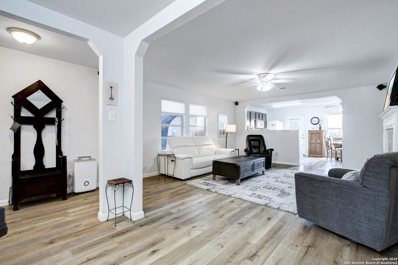 12622 Carriage Blvd - Photo 3 of 27