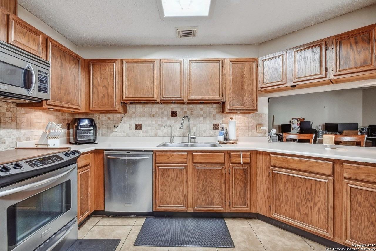 14218 Fairwayhill - Photo 7 of 23