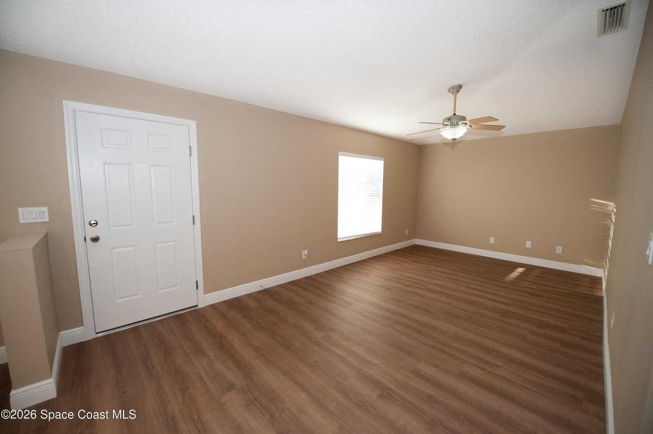 7525 Fringe Pl - Photo 4 of 28