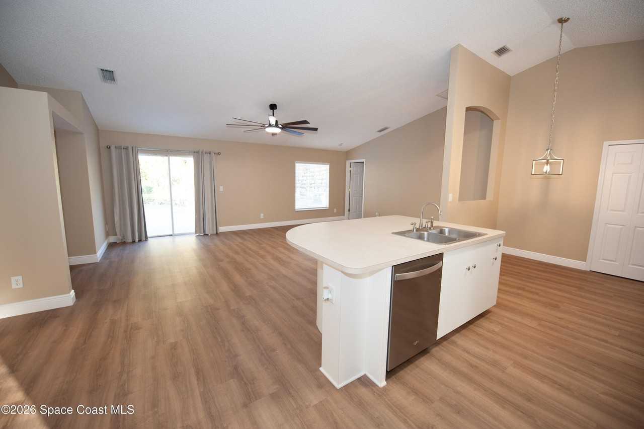 7525 Fringe Pl - Photo 7 of 28