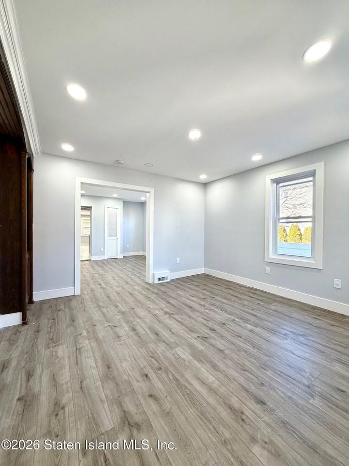 114 Sprague Ave - Photo 4 of 18