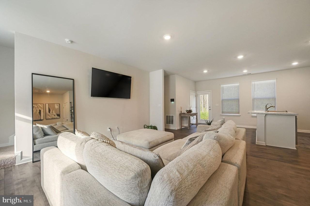 193 Currant Cir - Photo 3 of 24