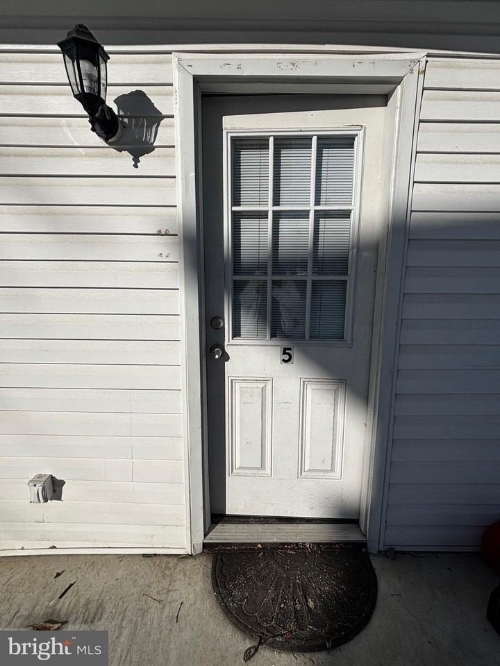 208APT 54th St - Photo 2 of 9