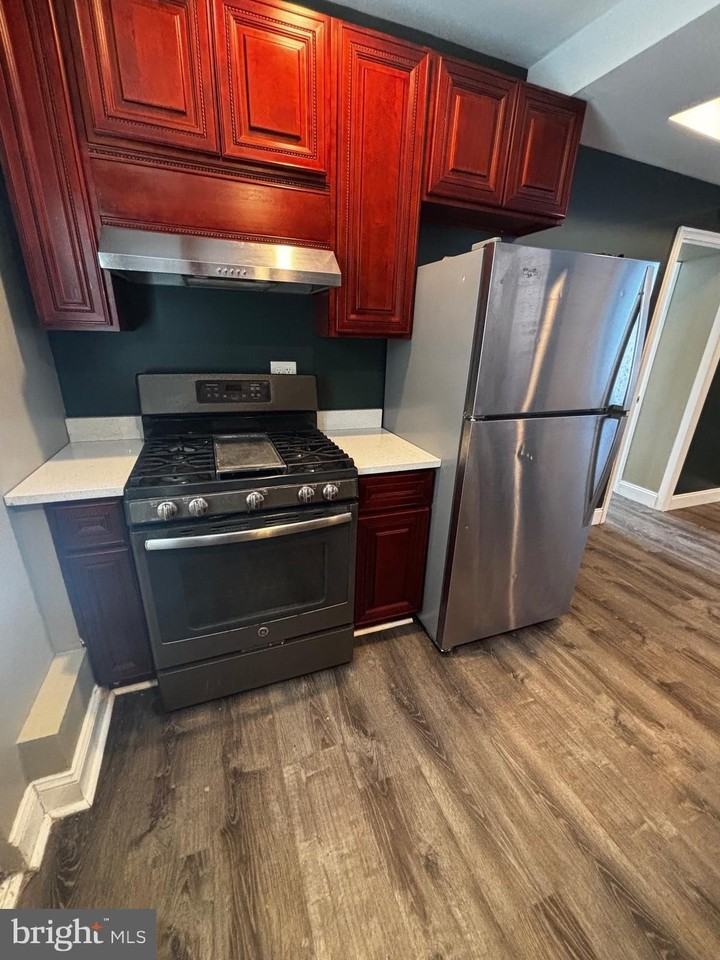 208APT 54th St - Photo 3 of 9