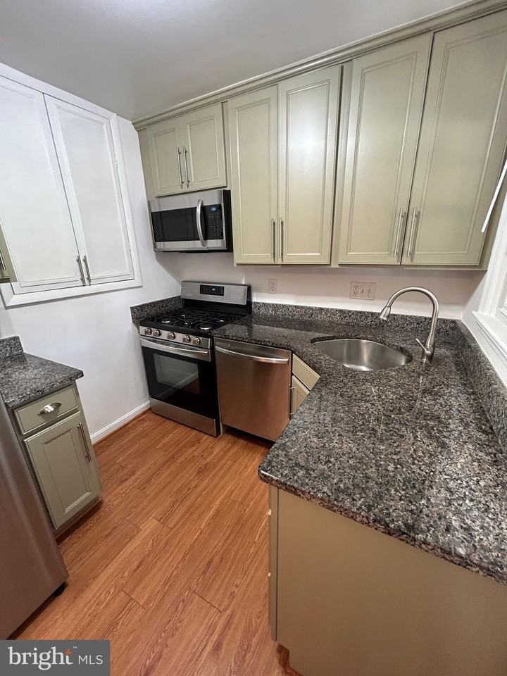 10804 Drumm Ave - Photo 2 of 20