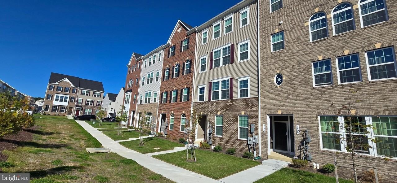 5426 Greenpoint Ln - Photo 3 of 50