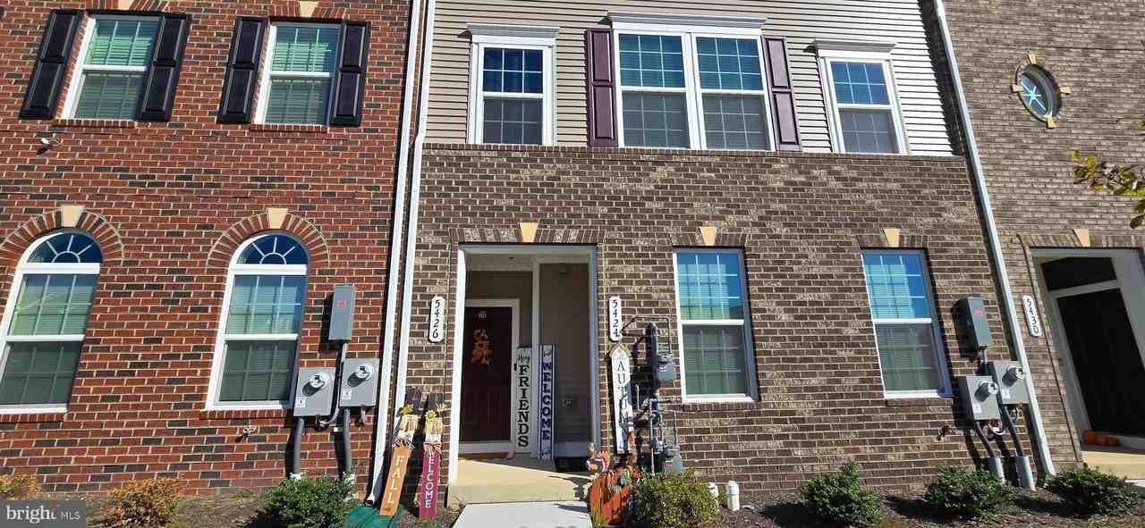 5426 Greenpoint Ln - Photo 4 of 50