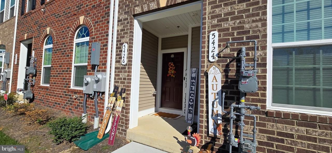 5426 Greenpoint Ln - Photo 5 of 50