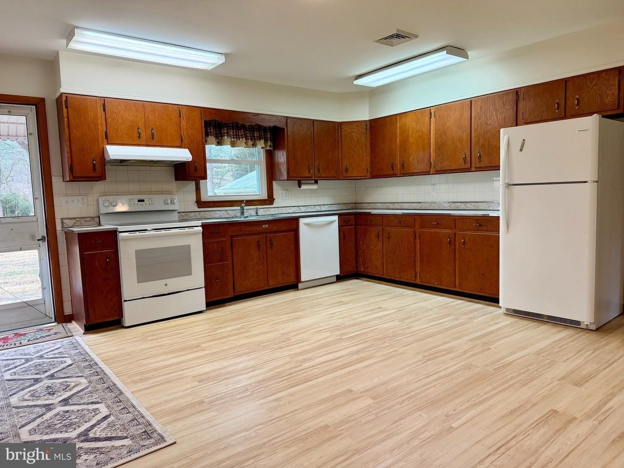 12492 Blades Rd - Photo 3 of 34