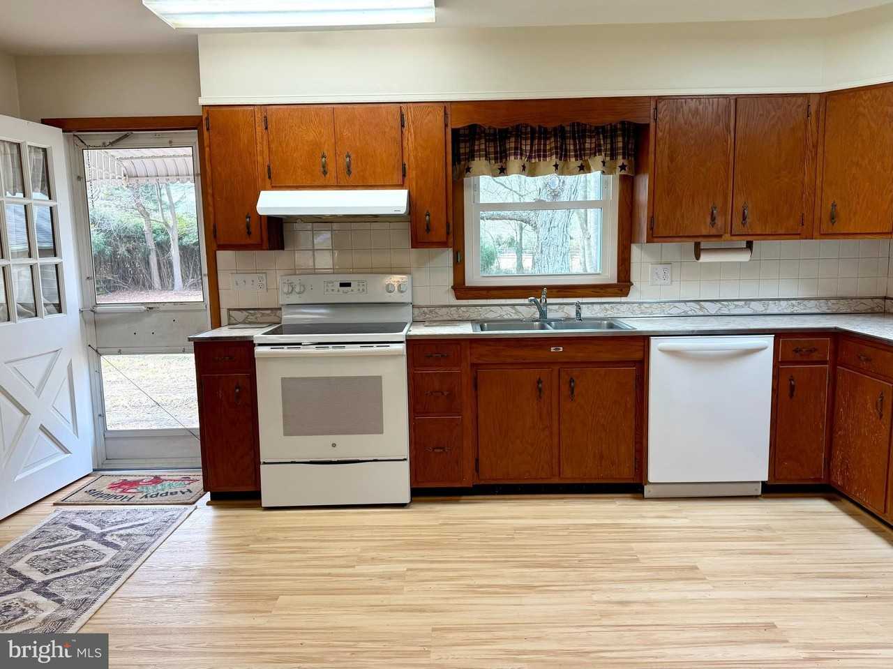 12492 Blades Rd - Photo 4 of 34