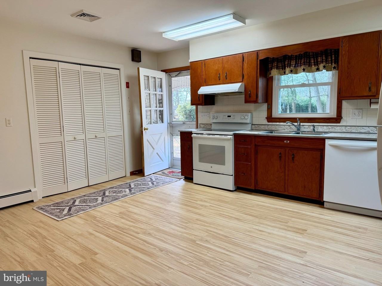 12492 Blades Rd - Photo 6 of 34