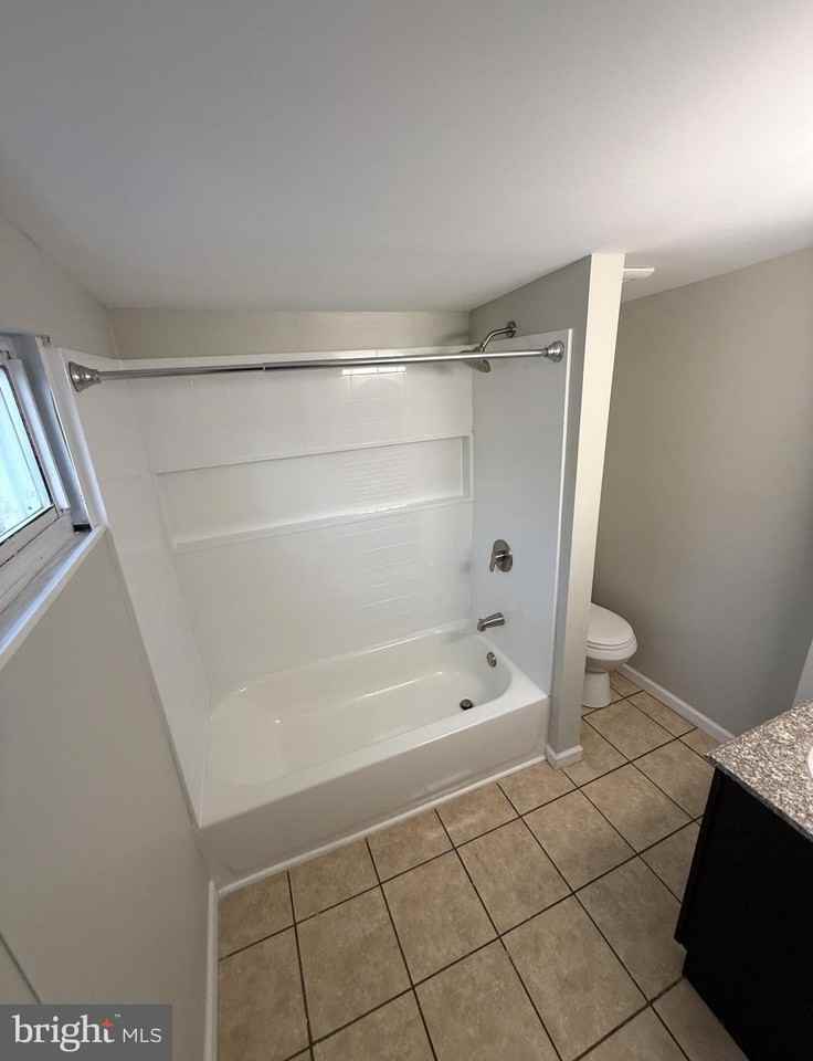 633 Clinton St - Photo 3 of 7