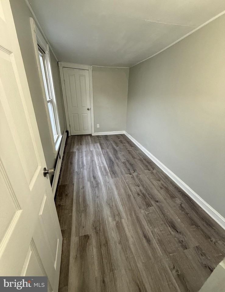 633 Clinton St - Photo 6 of 7