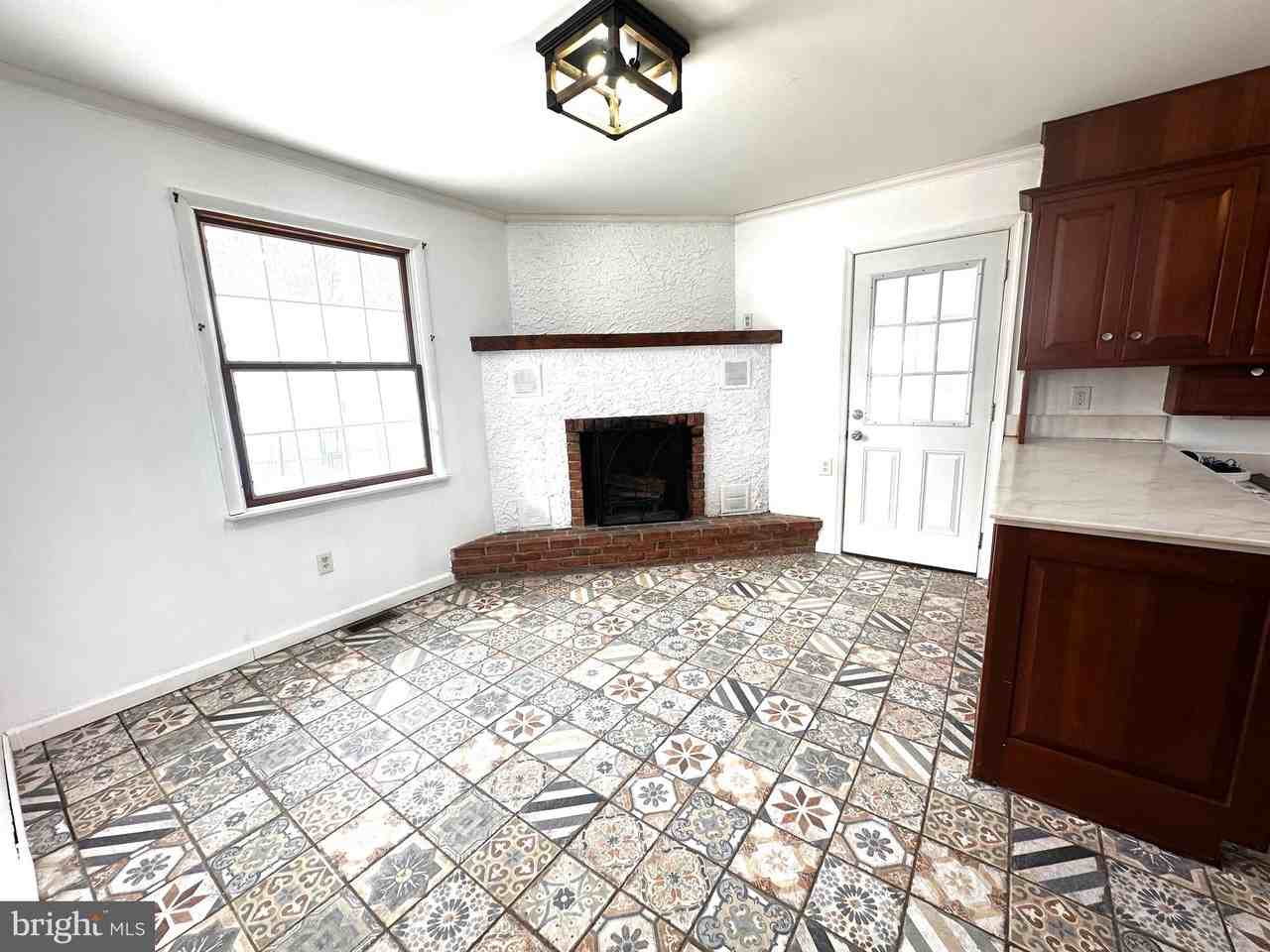 223 Walnut St - Photo 4 of 20