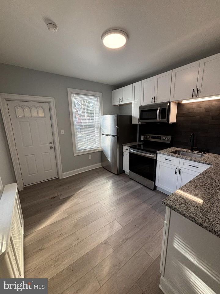 318 E Marshall St - Photo 5 of 38