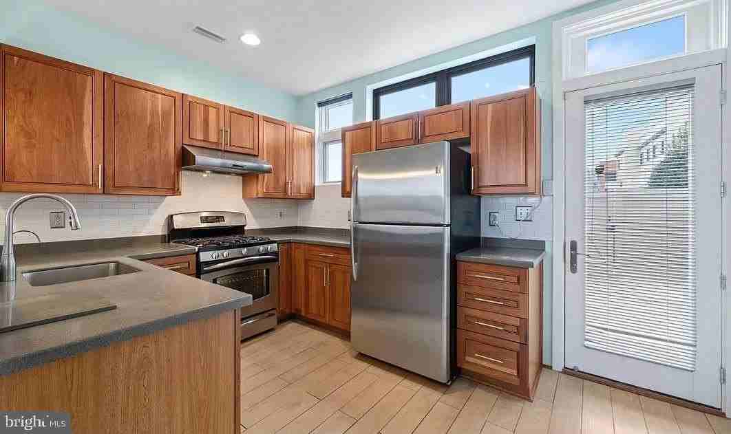 928 Wallace St - Photo 4 of 19