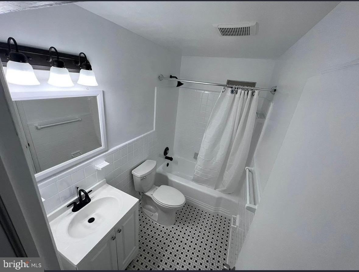 1812 N Jackson St - Photo 6 of 11