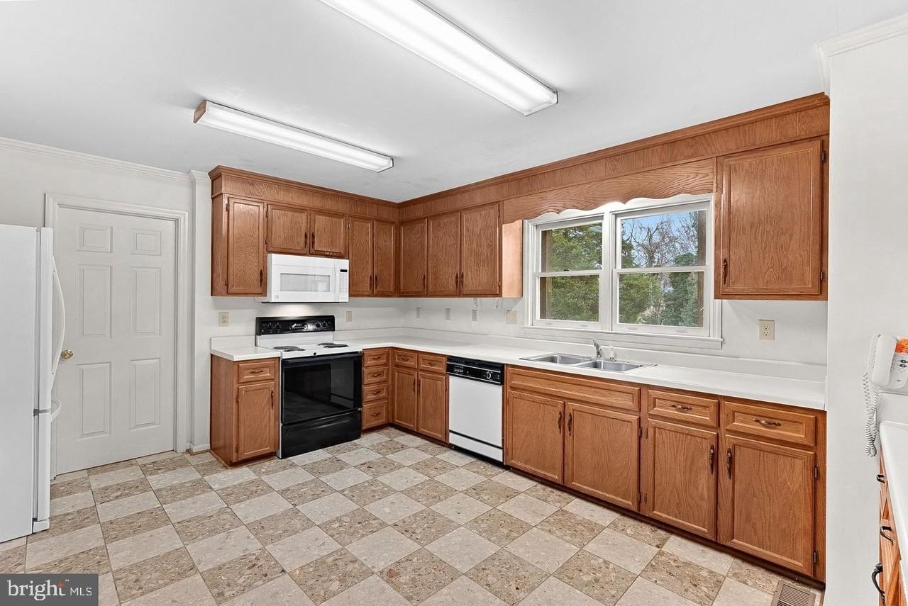 3709 Howsen Ave - Photo 7 of 20