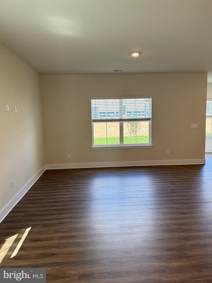 108 Manasquan Way - Photo 4 of 28