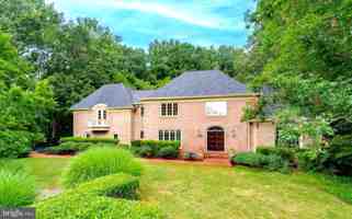 featured image of 10700 Hunters Run Ct