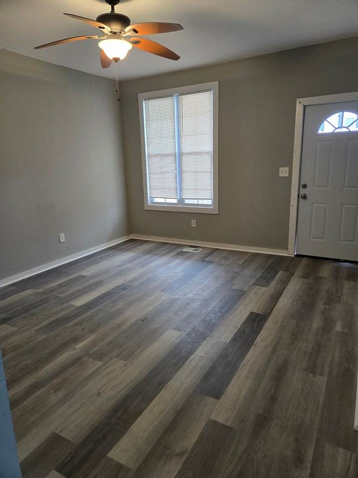 1131 Hawk St - Photo 3 of 7