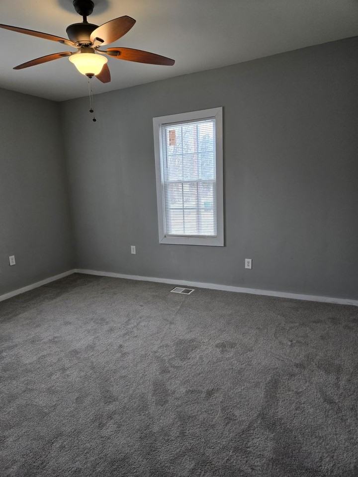 1131 Hawk St - Photo 6 of 7