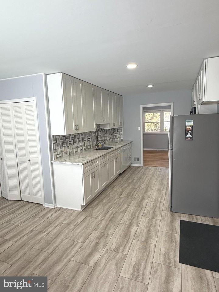 1716 Pine Valley Dr - Photo 3 of 15