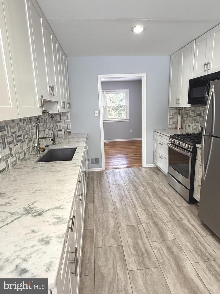 1716 Pine Valley Dr - Photo 4 of 15