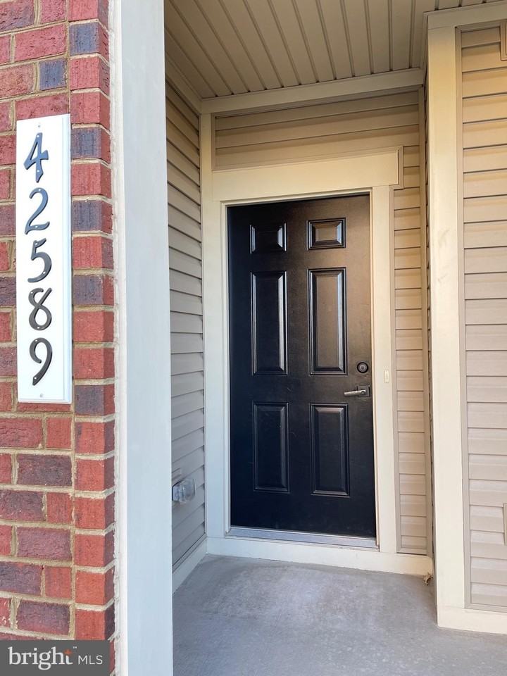 42589 Burbank Ter - Photo 3 of 40