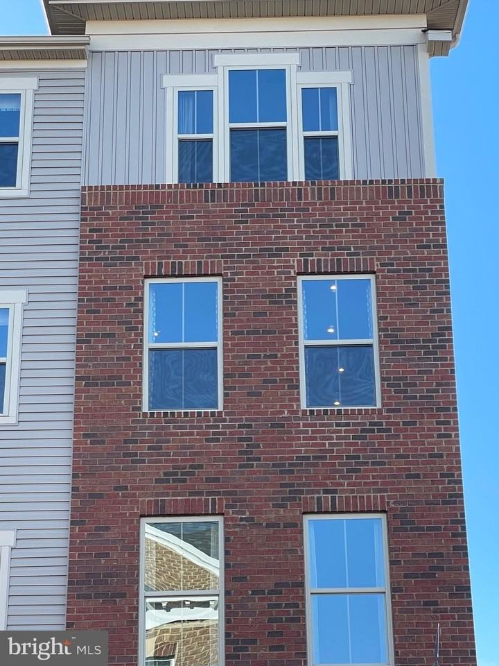 42589 Burbank Ter - Photo 4 of 40