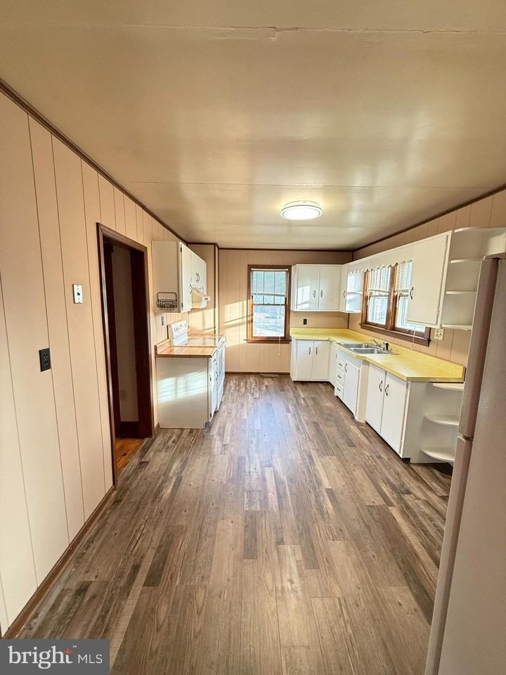 11 Strawberry Ln - Photo 2 of 27