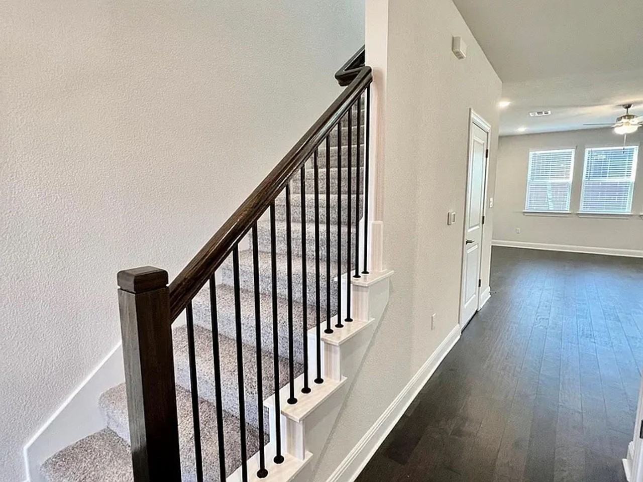 15502 Ellinger Dr - Photo 3 of 36