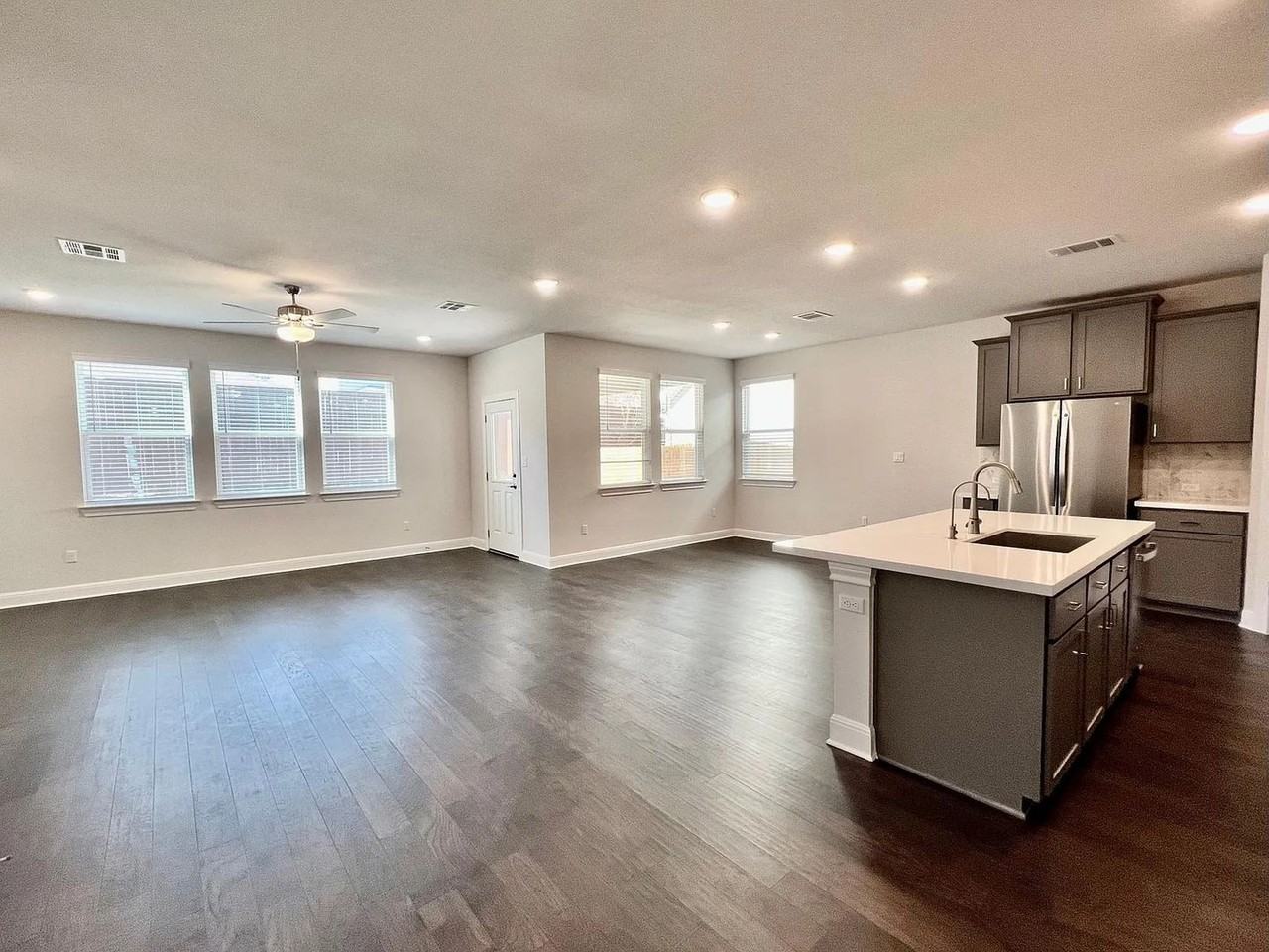 15502 Ellinger Dr - Photo 4 of 36