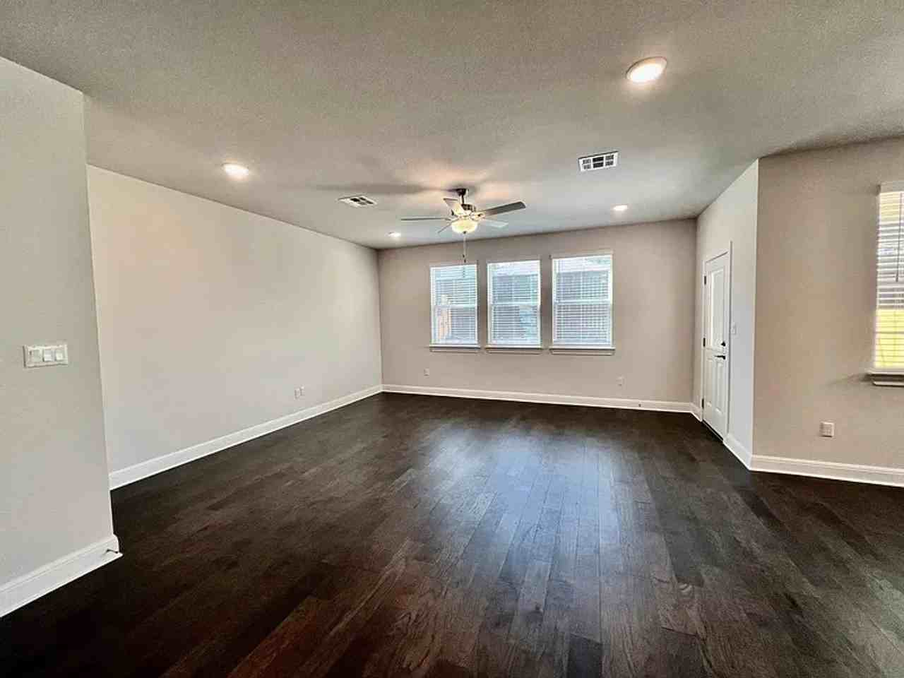 15502 Ellinger Dr - Photo 5 of 36