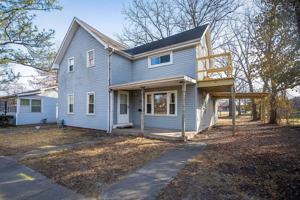 featured image of 207 E Oak St