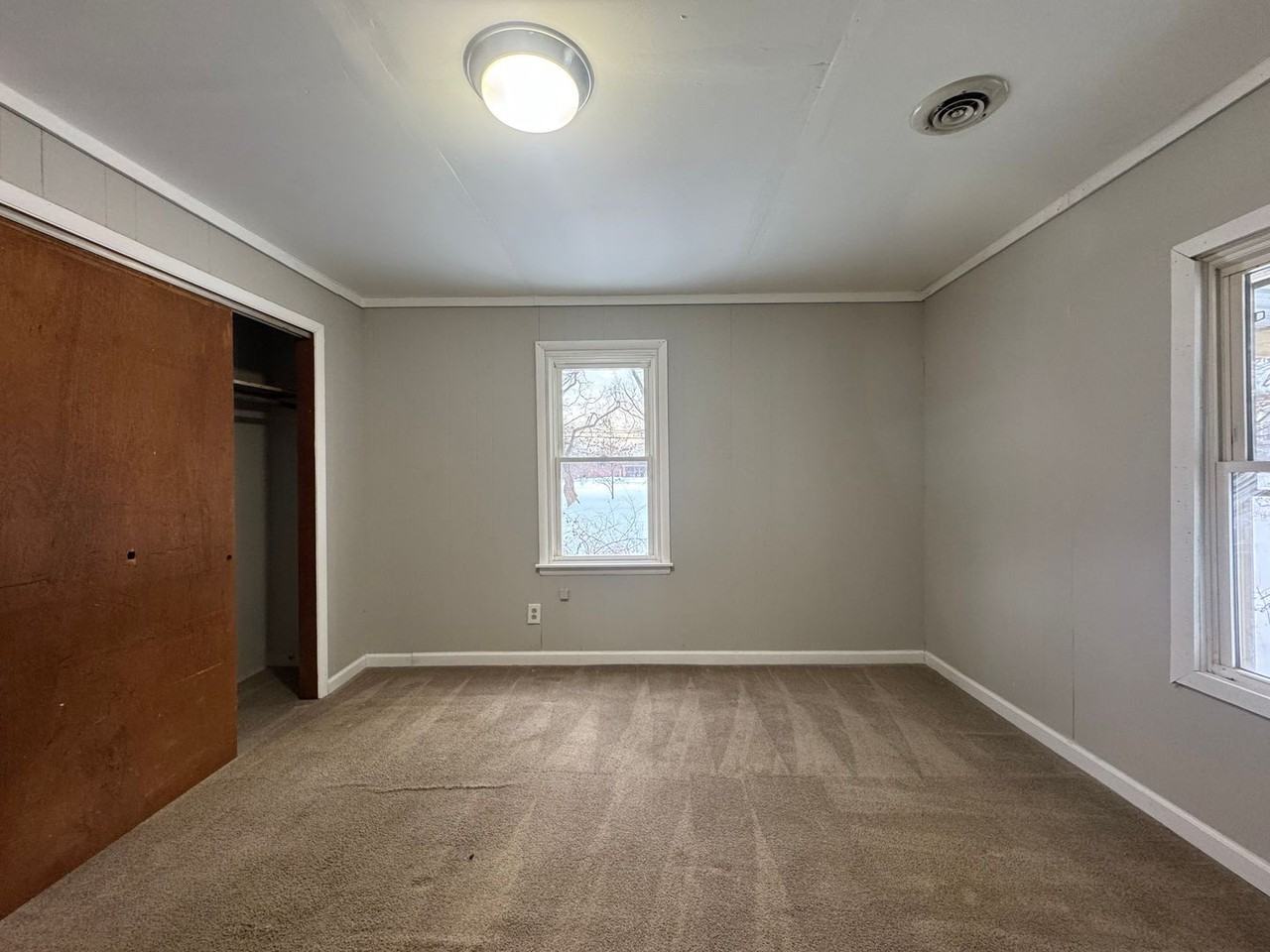 207 E Oak St - Photo 4 of 16