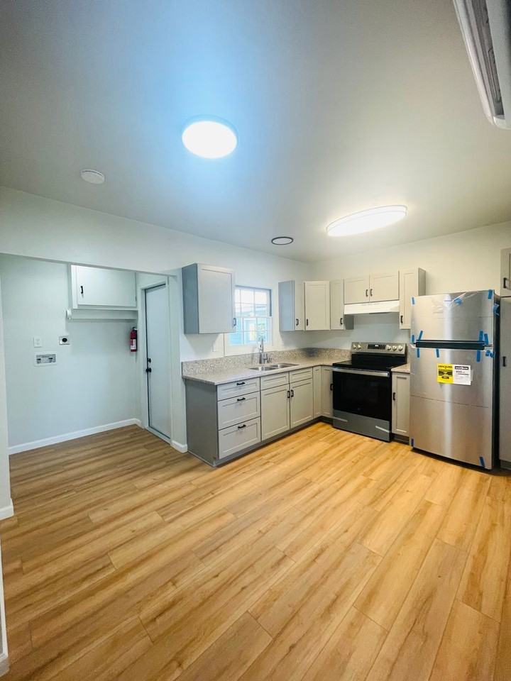 1081 Pasadena Ave - Photo 4 of 50