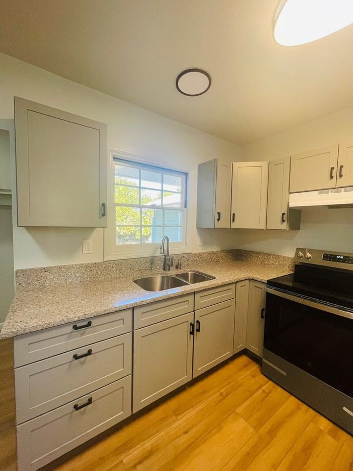 1081 Pasadena Ave - Photo 5 of 50