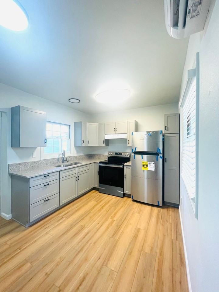 1081 Pasadena Ave - Photo 6 of 50