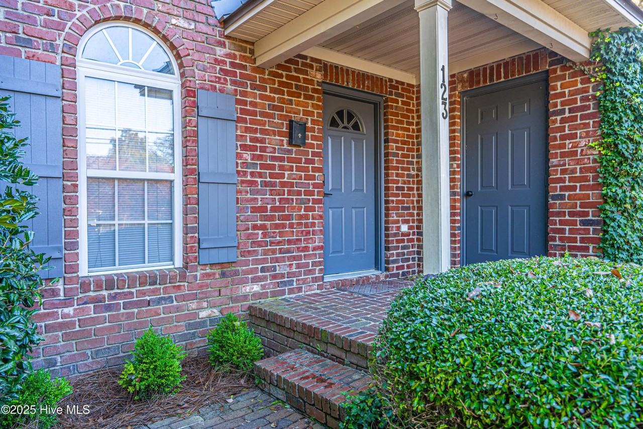 123 S Pine St - Photo 2 of 32