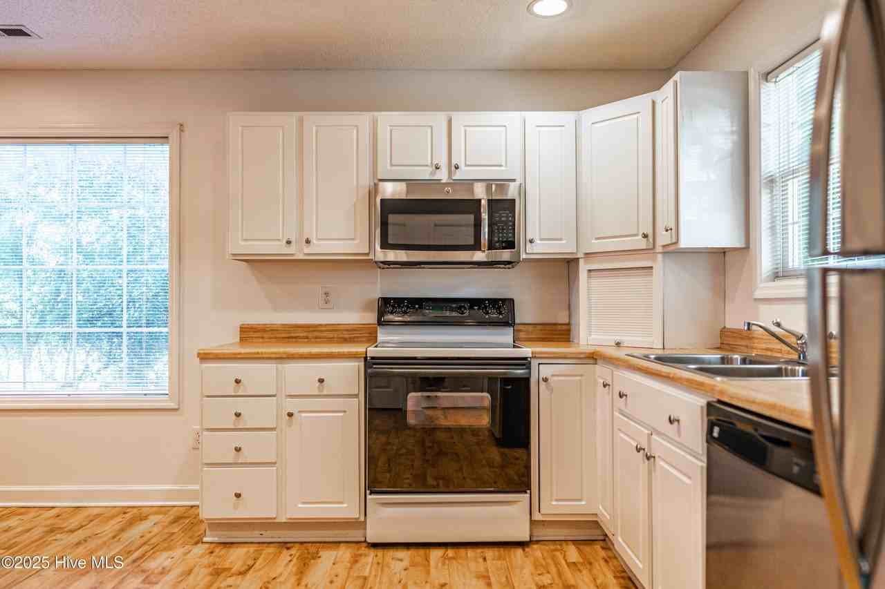 123 S Pine St - Photo 3 of 32