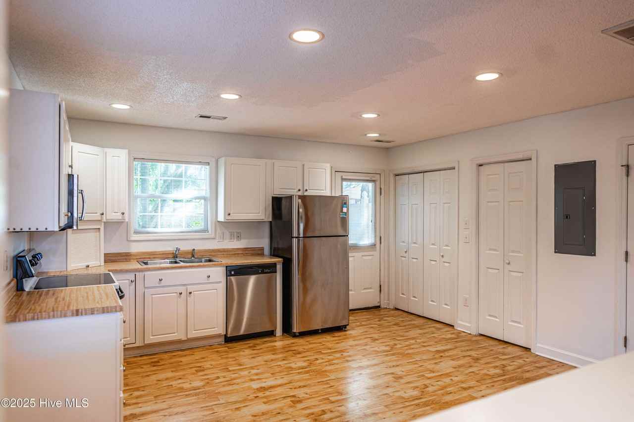 123 S Pine St - Photo 5 of 32