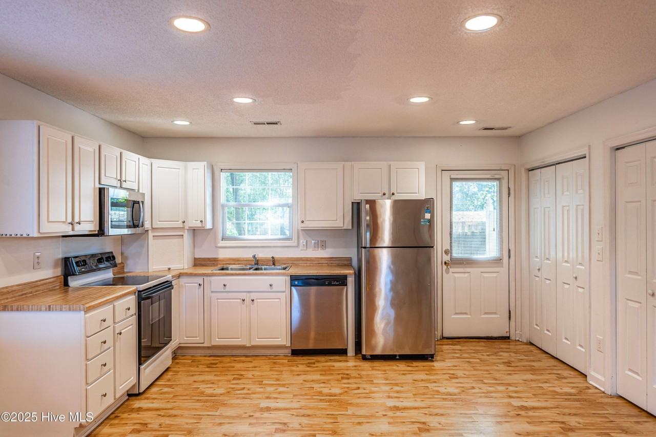 123 S Pine St - Photo 6 of 32