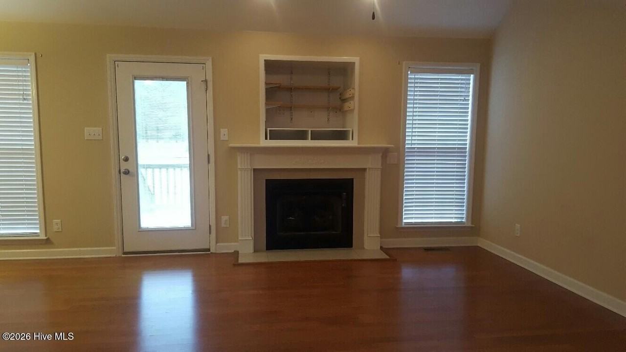 221 Wingspread Dr - Photo 7 of 12