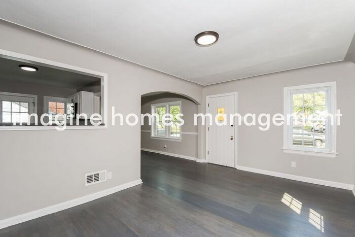 647 Ellwine Dr - Photo 4 of 17