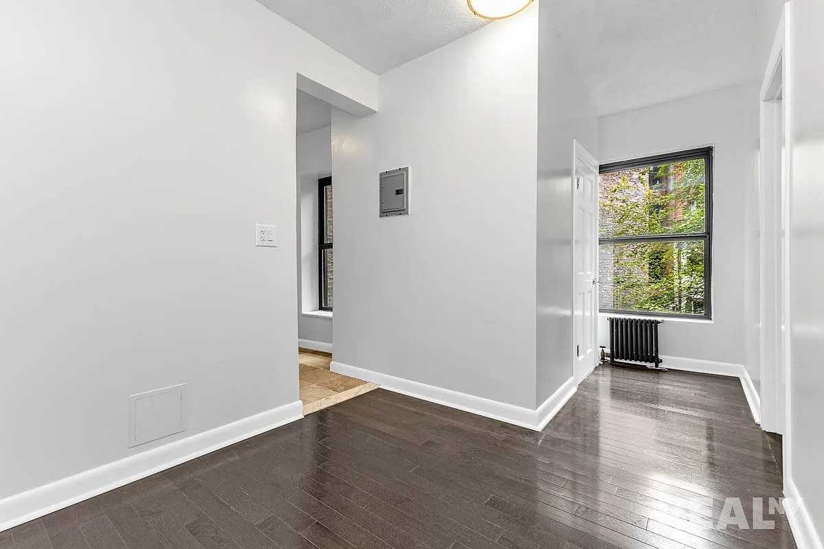 115 Perry St #3C - Photo 2 of 6